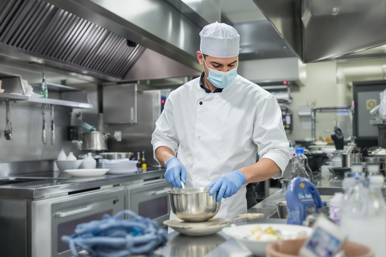 餐饮大佬翻车！网红餐厅被曝后厨卫生堪忧，监管部门已介入调查